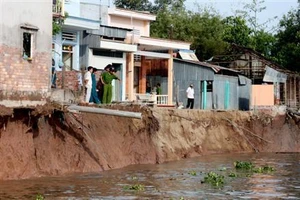 Tiền Giang: Sạt lở bờ sông đe dọa cuộc sống người dân