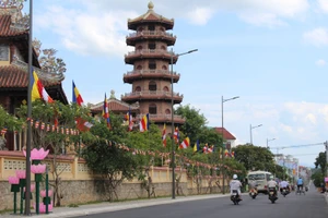 Huế rộn rã sắc màu mùa Phật Đản