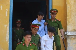 Sinh viên giả cán bộ Sở giáo dục hiếp dâm nữ sinh