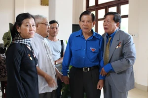 Nguyên chủ tịch nước Nguyễn Minh Triết xúc động hội ngộ đồng đội ở R