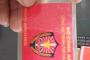 Dùng thẻ giả danh Công an bắt phạt nhầm... Công an thật