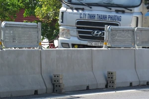 Đủ cách phá hoại quốc lộ 1A vừa mới khánh thành.