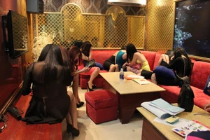 Vũ nữ khỏa thân múa khiêu dâm trong nhà hàng 