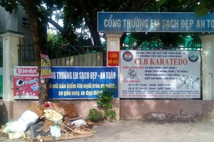 'Cổng trường em sạch đẹp' đầy rác