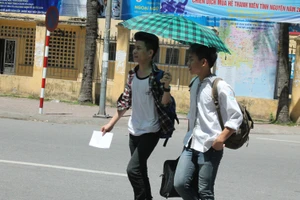 Sĩ tử khăn gói lên Hà Nội dự thi tốt nghiệp