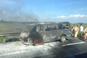 Hành khách đạp cửa thoát thân khỏi chiếc xe bốc cháy
