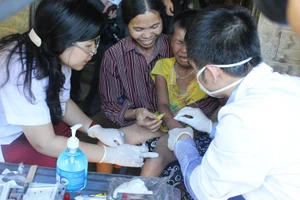 Gửi mẫu máu hai bệnh nhi mắc bệnh lạ ra nước ngoài