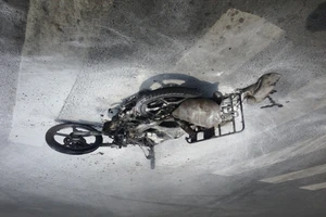 Người đàn ông nhanh chân ‘phi thân’ khỏi chiếc xe máy bốc cháy