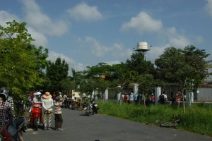 Di lý nghi can thảm sát Bình Phước khỏi UBND xã Nhị Bình