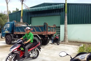 Lại dùng xe ô tô bịt cửa để đòi nợ