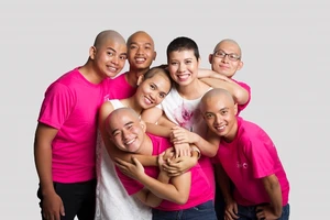 Cạo đầu để chia sẻ với bệnh nhân ung thư vú