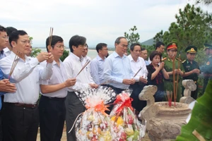 Chủ tịch UBTƯ MTTQ Việt Nam Nguyễn Thiện Nhân dâng hương Đại tướng Võ Nguyên Giáp