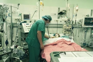 Bệnh nhân được thay khối tim phổi từ người chết não hiến tặng đã tử vong