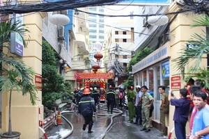 Nhà 4 tầng tại trung tâm Quận 1 bốc cháy nghi ngút