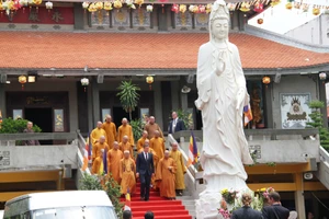 Thủ tướng Anh David Cameron thăm Chùa Vĩnh Nghiêm trước khi về nước