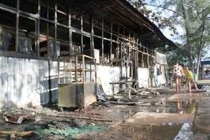 Lửa thiêu rụi phòng học vụ thư viện của trường tiểu học