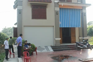 Tạm giữ hai vợ chồng nghi đổ xăng phóng hỏa vì tranh chấp nhà