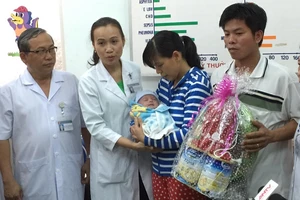 Bé sơ sinh bị đâm vào đầu ngày mai sẽ xuất viện