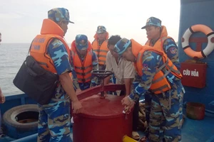 Bắt giữ tàu chở 140.000 lít xăng không rõ xuất xứ