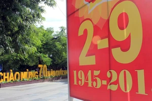 Đường phố rực rỡ cờ hoa mừng ngày 2-9