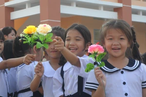 Rộn ràng lễ khai giảng năm học mới trên cả nước 
