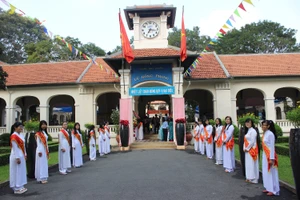 Trường chuyên Lê Hồng Phong hân hoan khai giảng năm học mới 