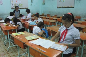 Lo từ tập vở, áo quần cho học sinh trường đêm kịp khai giảng