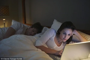 Để giữ vững hôn nhân, hãy ‘unfriend’ bạn đời trên Facebook