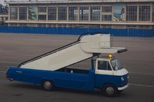 Xe thang va vào đuôi máy bay tại sân bay Tân Sơn Nhất