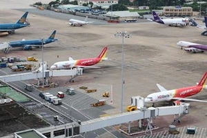 Hàng chục chuyến bay bị hủy do bão số 3