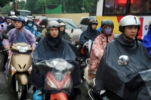 Hà Nội: Người dân đổ ra đường từ sáng sớm vì sợ kẹt xe