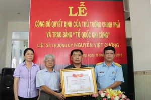 Trao bằng Tổ quốc ghi công cho Liệt sĩ, phi công Nguyễn Việt Cường