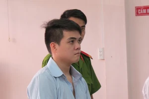 Mặc đồng phục học sinh vào trường trộm tài sản giáo viên