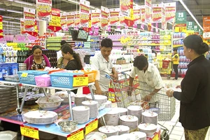 Giá xăng dầu giảm, hàng hóa và dịch vụ vẫn tăng