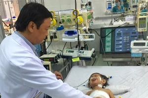 Cắt khối u 1,3 kg trong gan bé gái 2 tuổi