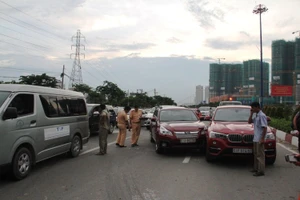 3 'xế hộp' hạng sang bị xe ben húc móp trên xa lộ Hà Nội