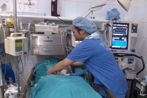 Vào tận bệnh viện đâm hai nhát vào người đang nằm cấp cứu