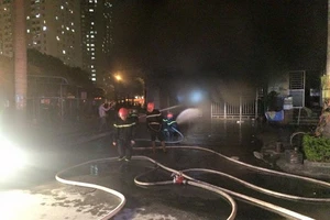 Hàng trăm xe bị thiêu rụi trong vụ cháy chung cư Xa La