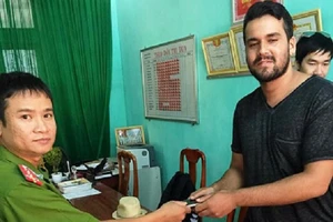 Giả vờ giúp đỡ rồi giựt luôn điện thoại của du khách