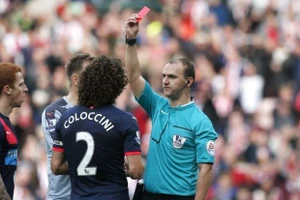 Chiếc thẻ đỏ điên rồ và không thể tin nổi