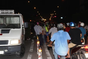 Taxi vượt đèn đỏ tông người bất tỉnh