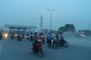 Bụi mù bất thường trên xa lộ Hà Nội