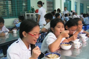 Chóng mặt với tiền học bán trú 