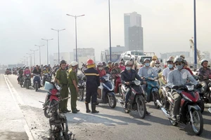 Xe máy cháy ngùn ngụt giữa cầu Sài Gòn
