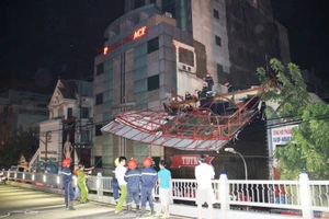 Bảng hiệu 'khủng' đổ sập sau mưa, hàng trăm cảnh sát ứng cứu trong đêm