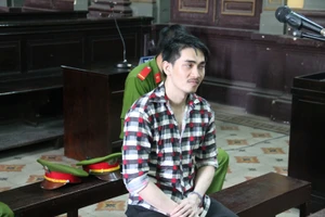 Hoãn xử phúc thẩm vụ cướp nhẫn kim cương của người tình 