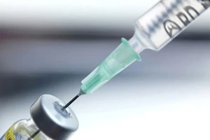 Cứu sống bé gái ba tháng tuổi ngưng tim sau khi tiêm vaccine