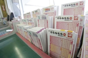 Loại cán bộ sắp về hưu đi Canada học xổ số