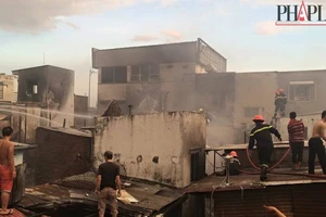 Cháy dữ dội hàng loạt căn nhà giữa trung tâm Sài Gòn