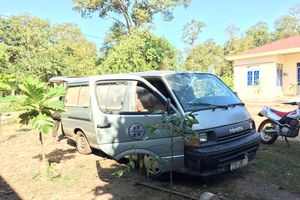 Bị phát hiện chở gỗ lậu, lâm tặc đập vỡ kính ô tô